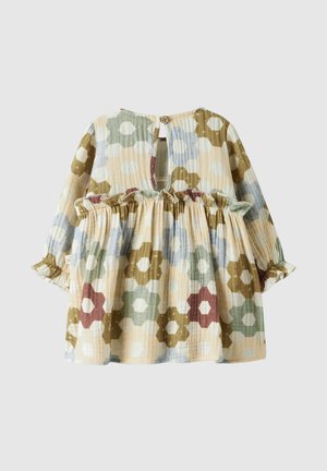 Bombažna obleka z večbarvnim cvetličnim vzorcem v zelenih, rjavih in modrih odtenkih; ima nabran pas in zapenjanje z gumbi na hrbtni strani.