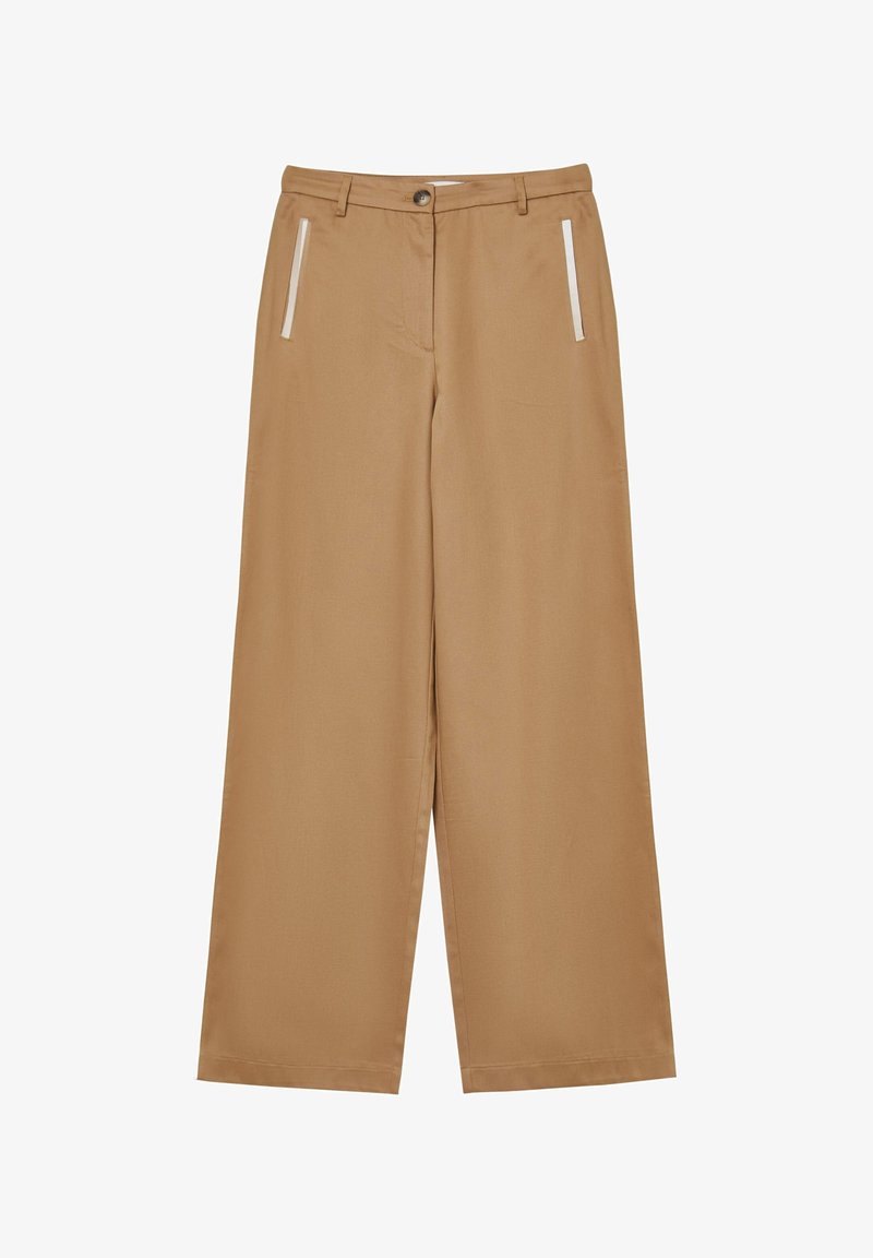 Pantaloni larghi color khaki realizzati in tessuto morbido, con chiusura a bottone e due tasche bianche a contrasto. Taglio dritto con una finitura pulita.