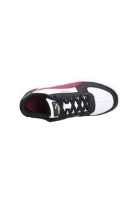 Zapatillas bajas de Puma con cordones negros, puntera blanca perforada, paneles negros y rojos, y logo de Puma en el costado y la lengüeta.