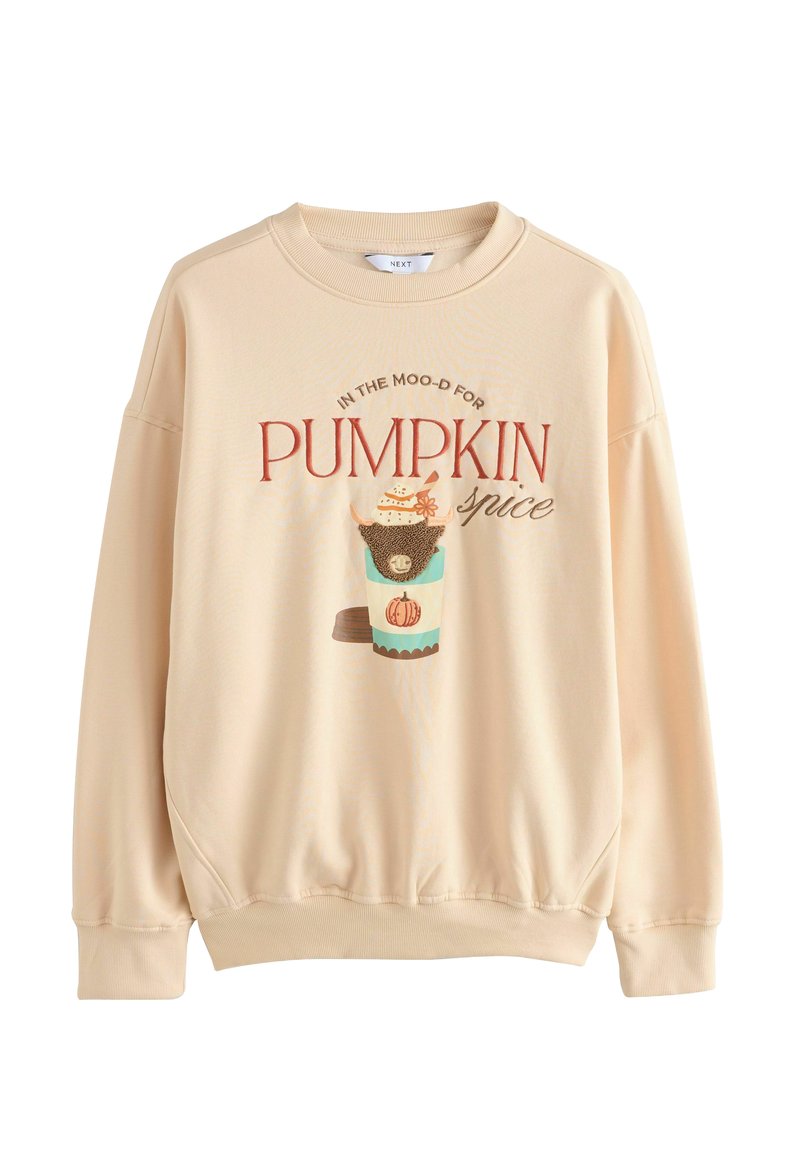 Beige sweatshirt med rund hals og ribbede manchetter, der har en trykt illustration af en drikkekop med en ko og teksten "PUMPKIN spice."