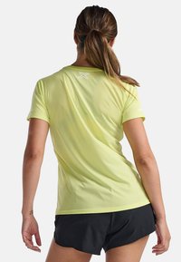 2XU T-Shirt sport - limelight white reflective