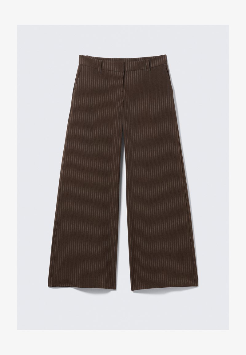 Καφέ παντελόνι σε ρίγα με φαρδιά πόδια, με βρόχους ζώνης, εμπρόσθιο φερμουάρ και πλαϊνές τσέπες, τοποθετημένο οριζόντια σε ανοιχτό φόντο.