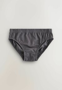 Grijze stoffen bikini onderkant met een elastische tailleband, met een gladde textuur en een nauwsluitend ontwerp, plat weergegeven tegen een lichte achtergrond.