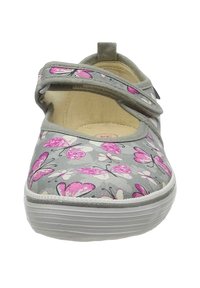 Graue flache Schuhe mit weißer Sohle, die mit rosa und lila Schmetterlingsmustern verziert sind. Riemen über der Oberseite für einen sicheren Sitz. Strukturierte Stoffoberfläche.
