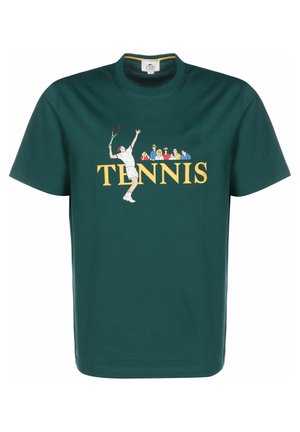 T-shirt vert avec un graphisme d'un joueur de tennis en train de servir et des spectateurs au-dessus du mot "TENNIS" en grandes lettres jaunes.
