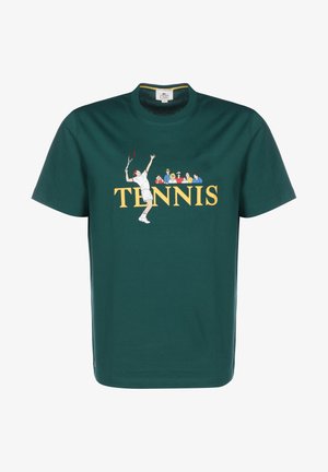 T-shirt vert avec un graphisme d'un joueur de tennis en train de servir et des spectateurs au-dessus du mot "TENNIS" en grandes lettres jaunes.