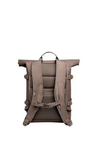 Brun ryggsäck med rulltoppsdesign, justerbara vadderade axelremmar, nätpanel på baksidan och fästanordningar. Har en minimalistisk design och hållbart material.