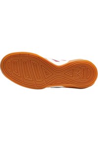 Semelle de chaussure avec un motif texturé. Matériau en caoutchouc orange prédominant avec des rainures complexes et un logo distinctif au niveau du talon.