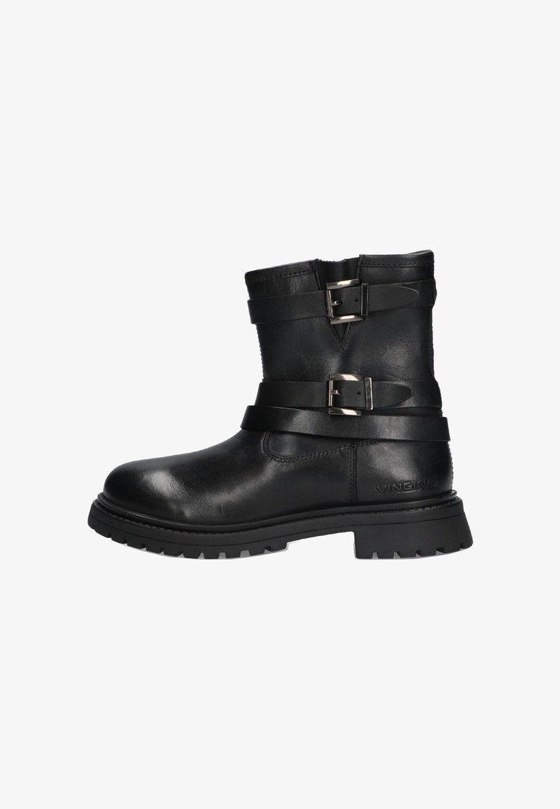 Bota de tobillo de cuero negro con dos correas ajustables con hebilla, puntera redonda, suela de goma robusta y detalle de superficie texturizada.