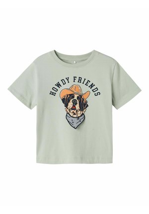 Lysegrøn bomulds-t-shirt med et grafisk motiv af en hund iført en cowboyhat og tørklæde, med teksten "HOWDY FRIENDS" over designet.