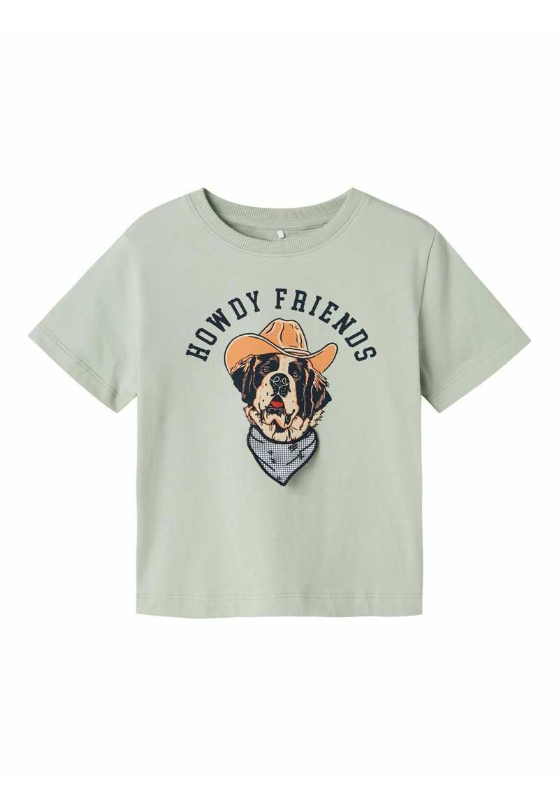 Šviesiai žalias medvilninis marškinėlis su šuns, dėvinčio kaubojaus skrybėlę ir šalį, grafika, o virš dizaino yra tekstas "HELLO FRIENDS".