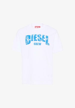 Wit T-shirt met korte mouwen met een verweerde blauwe tekst "DIESEL CREW" over de borst en een rood Diesel-label aan de binnenkant van de kraag.
