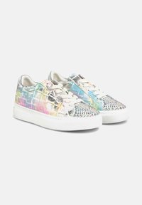 Zapatillas iridiscentes con una superficie texturizada y multicolor, detalles plateados y una puntera adornada con brillantes de strass. Suela de goma blanca.