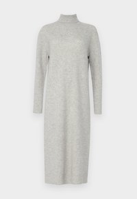Robe en tricot gris avec un col montant, des manches longues et une silhouette droite, présentant une texture côtelée sur toute la surface.