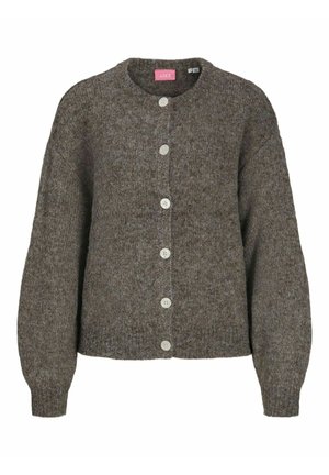 Cardigan marron en maille avec manches longues et six boutons blancs sur le devant, doté d'un col rond et d'une étiquette rose à l'intérieur du col.