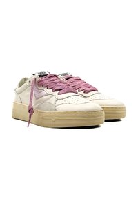 Sneakers in pelle off-white con lacci rosa e viola, punta perforata, dettagli in suede testurizzato e suola in gomma.