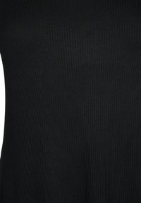 Černá žebrovaná látka, hladká textura, těsně přiléhající design. Svislé pruhy vytvářejí konzistentní vzor po celé ploše materiálu.