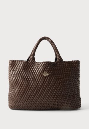 Borsa a mano in pelle intrecciata marrone scuro con due manici e una piccola targhetta in metallo con il logo "REPLAY" al centro davanti.