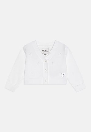 Hvid strikket babycardigan med lange ærmer, hjerteformede knapper, lille diamantmønster og en sølv hjerte-logo på den forreste kant.