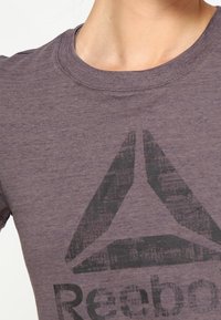 Reebok T-shirt med print - grey