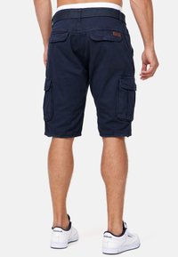 Shorts cargo navy avec une coupe flat front, deux poches latérales et des poches arrière. Fabriqués en tissu léger, avec une ceinture durable.