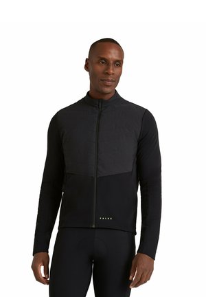 Veste de cyclisme noire avec un panneau avant matelassé, un col haut et des manches longues ajustées. Logo affiché à l'ourlet en vert.