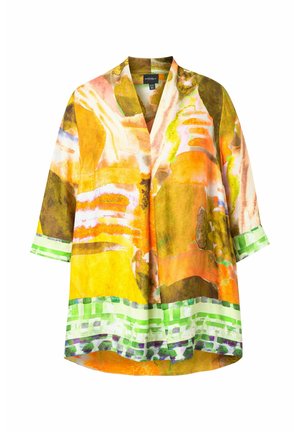 Luźna kurtka w stylu kimono z abstrakcyjnymi wzorami w akwareli w kolorach żółtym, pomarańczowym, zielonym i brązowym oraz zieloną kratkowaną bordiurą na rękawach i krawędzi.