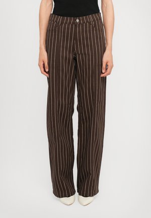 Pantalons larges à rayures brunes en tissu doux, avec des rayures verticales crème, des poches avant et une fermeture à bouton à la taille.