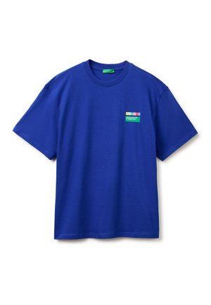 Blauw T-shirt met korte mouwen, ronde hals en een klein meerkleurig United Colors of Benetton-logo op de linkerborst.