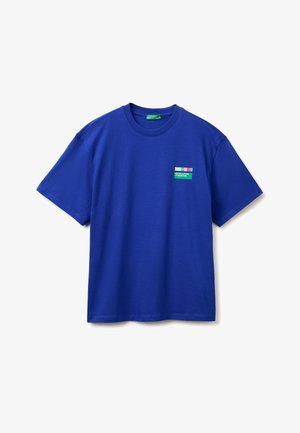 Camiseta azul de manga corta con cuello redondo y un pequeño logo multicolor de United Colors of Benetton en el lado izquierdo del pecho.