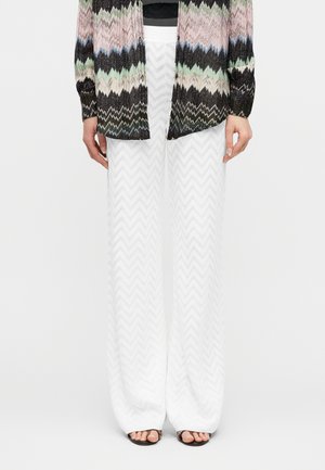 - Spodnie materiałowe