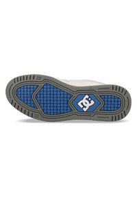 Sneakersåle med et geometrisk mønster, grå gummi og en blå aksent. Inkluderer en fremtredende logo i hvitt på den blå delen.
