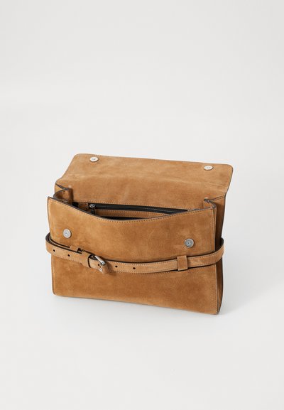 Geantă din suede maro, cu clapetă, interior cu fermoar și un accent de curea detașabil. Prezintă închideri cu capse argintii și o textură netedă.