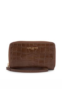 Portefeuille texturé marron en matériau brillant, présentant un motif crocodile, avec un logo doré "Lancaster Paris" et une lanière pour le poignet.