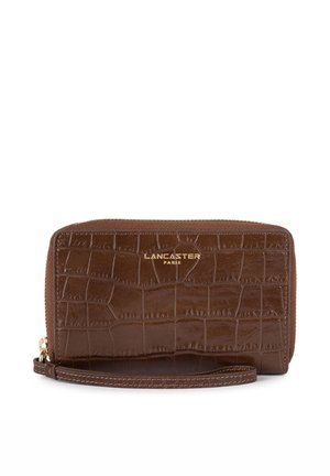 Portefeuille texturé marron en matériau brillant, présentant un motif crocodile, avec un logo doré "Lancaster Paris" et une lanière pour le poignet.
