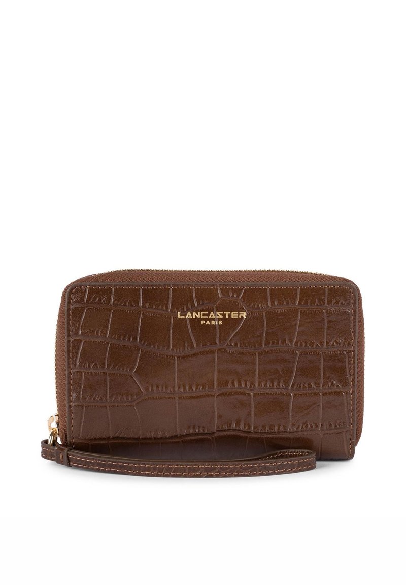 Portefeuille texturé marron en matériau brillant, présentant un motif crocodile, avec un logo doré "Lancaster Paris" et une lanière pour le poignet.