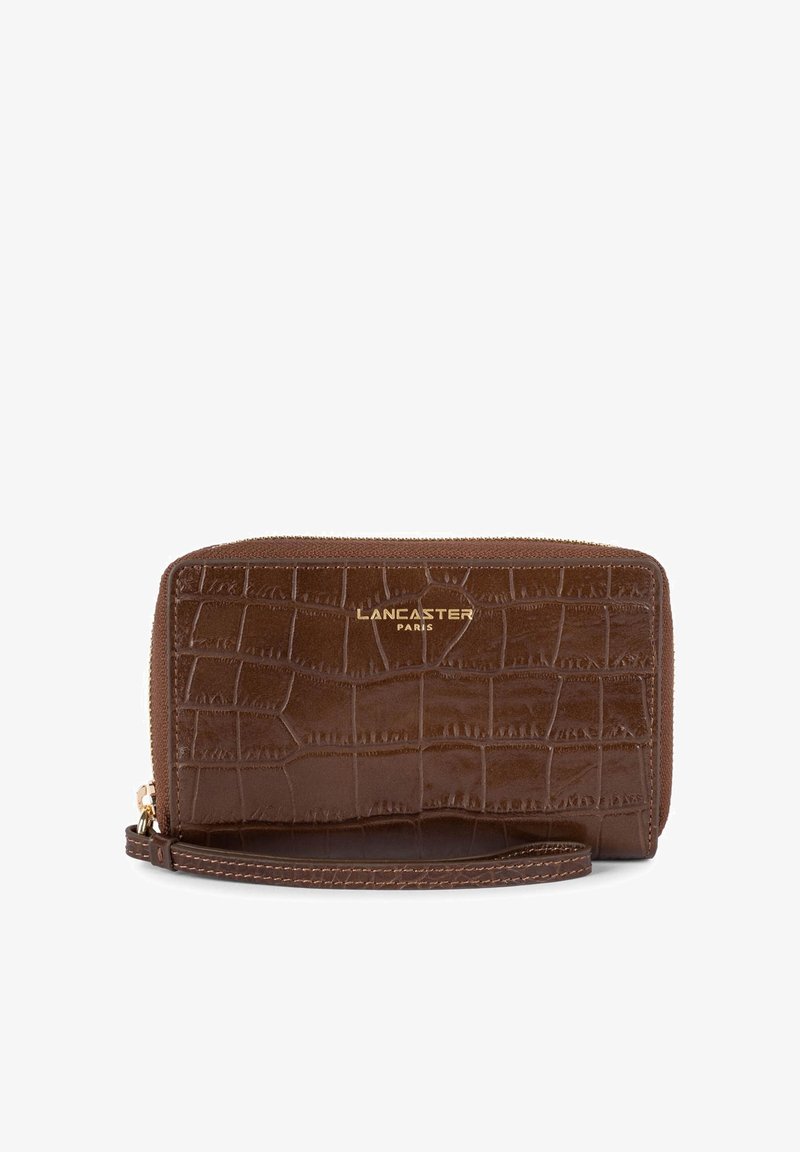Portefeuille texturé marron en matériau brillant, présentant un motif crocodile, avec un logo doré "Lancaster Paris" et une lanière pour le poignet.