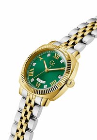 Reloj de metal dorado y plateado con una esfera verde, marcadores de hora en números romanos, display de fecha y un bisel rayado. Presenta una correa de eslabones.