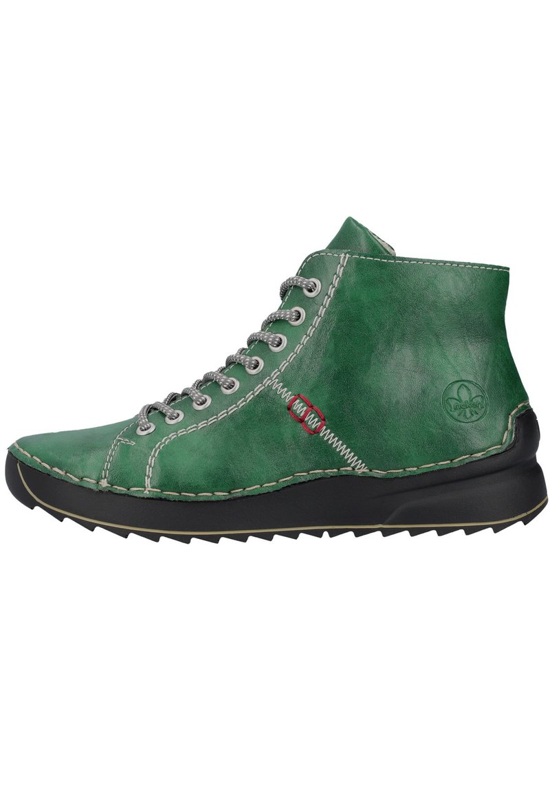 Zapatillas altas de cuero verde con cordones grises, costuras en contraste, suela de goma y detalle en rojo en el lateral.
