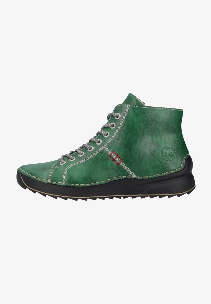 Scarpe alte in pelle verde con lacci grigi, cuciture a contrasto, suola in gomma e dettagli rossi sul lato.