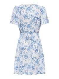 Witte jurk met korte mouwen en blauw bloemmotief, met een gestrikte tailleband, gezien van de achterkant.