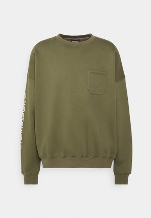 Olivgrön sweatshirt gjord av en bomullsblandning, med rund halsringning, långa ärmar, en bröstficka och tryckt text på ärmen.