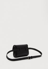 Czarna skórzana torba na ramię z pikowanym klapą, regulowanym paskiem i gładką fakturą. Charakteryzuje się minimalistycznym designem i niewielkim rozmiarem.