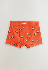 Boxer shorts rossi in cotone con un motivo ripetuto di piccole auto della polizia nere e bianche, con una cintura bianca etichettata "POLICE CAR."