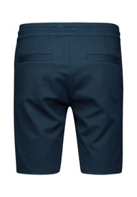 Donkerblauwe shorts gemaakt van een katoenmix. Kenmerken zijn onder andere een vlakke tailleband, twee achterzakken en een gladde textuur.
