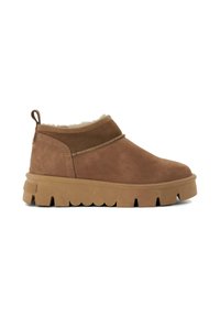 Bottines en suède marron avec une doublure moelleuse, présentant une semelle à bords festonnés et une bride à l'arrière pour un enfilage facile.