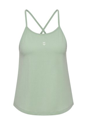 Jasnozielony top bez rękawów z cienkimi, skrzyżowanymi na plecach ramiączkami i małym białym podwójnym logo szewronem pod linią szyi.