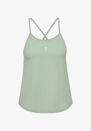 Jasnozielony top bez rękawów z cienkimi, skrzyżowanymi na plecach ramiączkami i małym białym podwójnym logo szewronem pod linią szyi.