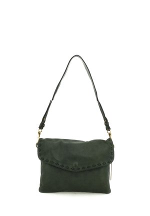 Borsa a tracolla in pelle nera con patta e cuciture decorative lungo il bordo, dotata di una tracolla regolabile e ferrature dorate.
