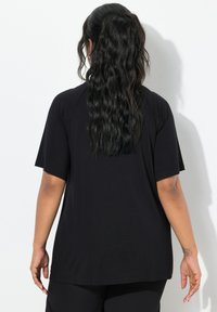 Ulla Popken CUTOUT NECKLINE SHORT SLEEVE STRETCH - Triko s potiskem - black